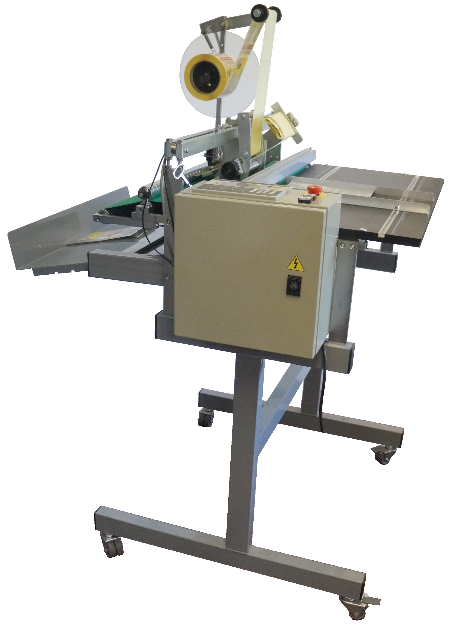 Etiketovací stroj Paperfox FLD-1 s dopravníkovým pásem.