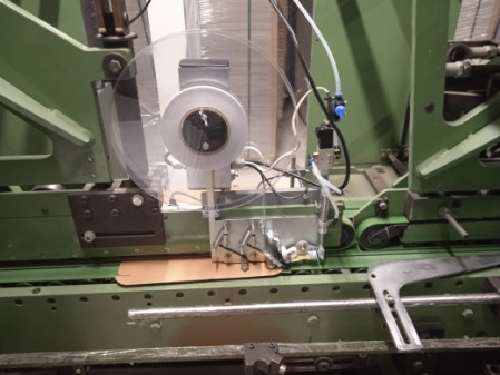 Tape applicator on a Jagenberg folding-gluing machine